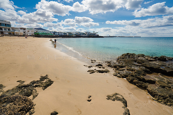 Ambiente tranquilo en la playa del pueblo de Playa Blanca - Yaiz