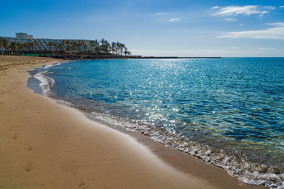 Playa de Las Cucharas con el Hotel Meliá Salinas, - Costa Tegui