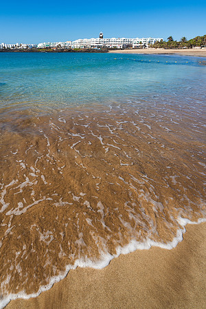 Llega la ola - Playa de las Cucharas, Costa Teguise.
