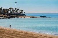 Paseo solitario por la Playa Grande - Puerto del Carmen, Tías.