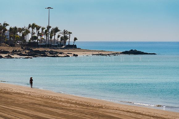 Paseo solitario por la Playa Grande - Puerto del Carmen, Tías.