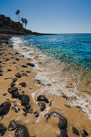 Orilla de contrastes en la Playa del Ancla - Costa Teguise.