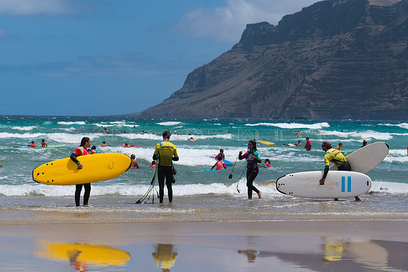 Hora punta en la Playa de Famara - Teguise.