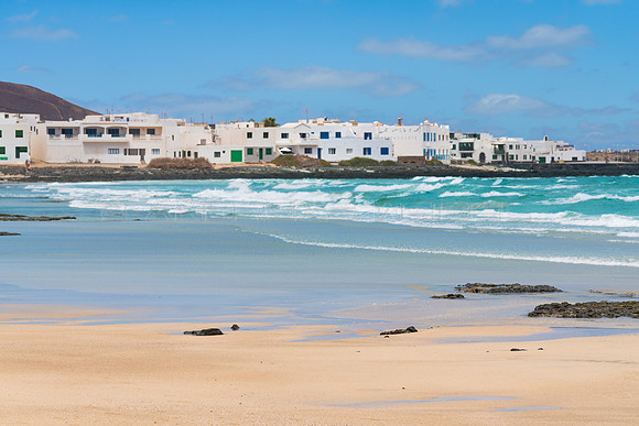 Vista a La Caleta desde la Playa de Famara - Teguise.