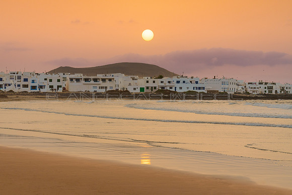 El sol se despide de la Caleta de Famara - Teguise.