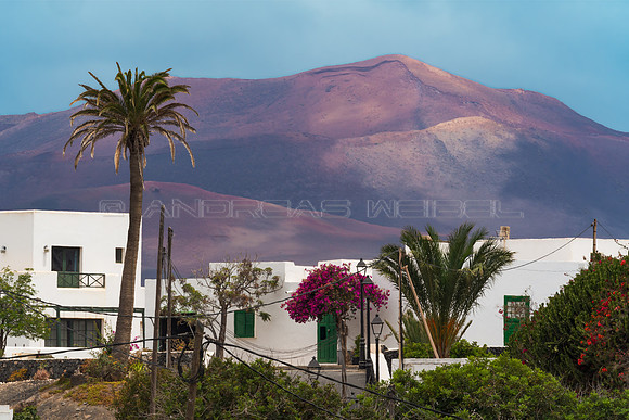 Vivir con el volcán - Casas de Uga y el Macizo de Timanfaya, Ya