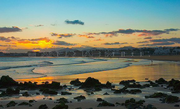 Playa de Los Pocillos a la puesta del sol - Lanzarote, Islas Canarias