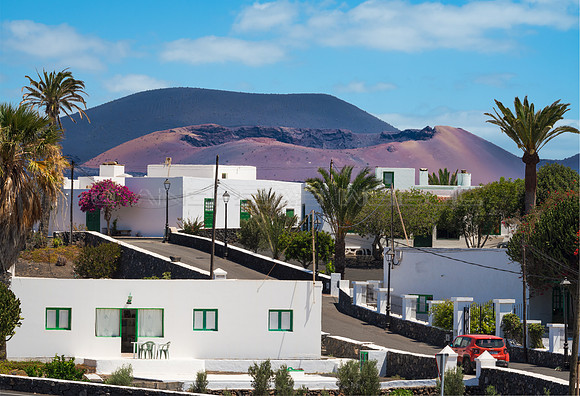 Casas con volcán - Casas del pueblo sureño de Uga ante el crat