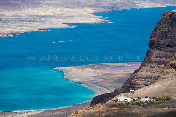 Mirador de Guinate con vistas a las Salinas del Risco, El Río y