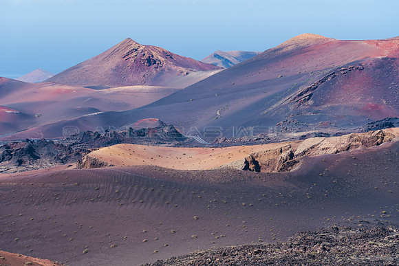 Paisaje volcánico en el Parque Nacional de Timanfaya - Yaiza.