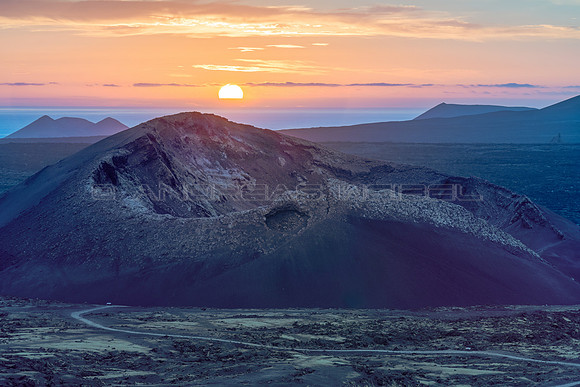 Puesta de sol con crater - Volcan del Cuervo, Tías.