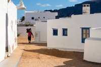 Callejón con transportista - Caleta del Sebo, La Graciosa.