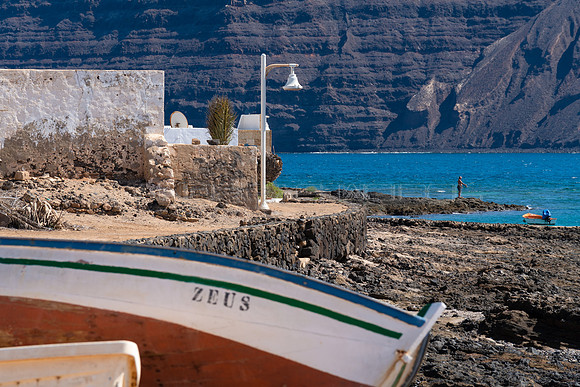 Barcos, casas y pescador en Caleta del Sebo - La Graciosa.