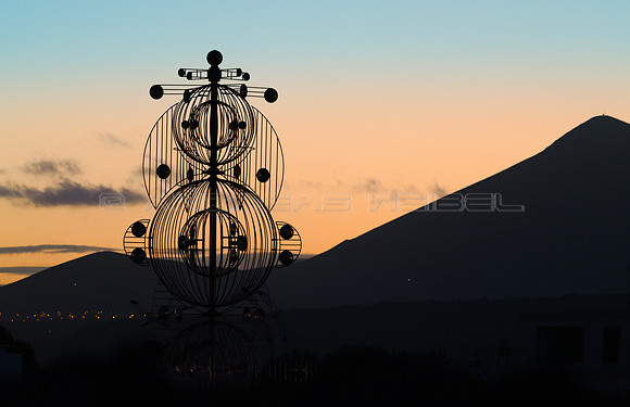 Juguete de viento con volcan - Atardecer en Taro de Tahíche, Te