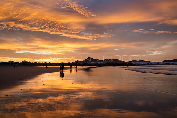 Atardecer colorido en la orilla - Playa de Famara, Teguise.
