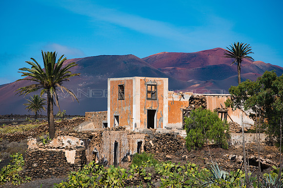 Ruina en Yaiza. Al fondo las Montañas del Fuego. Lanzarote, Can