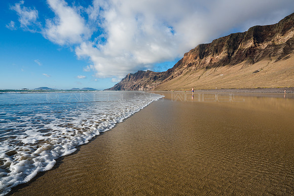 Llega la ola - Playa de Famara, Lanzarote