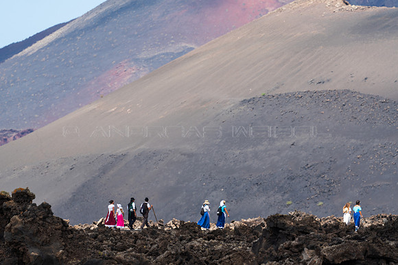 Romeria cruzando lava