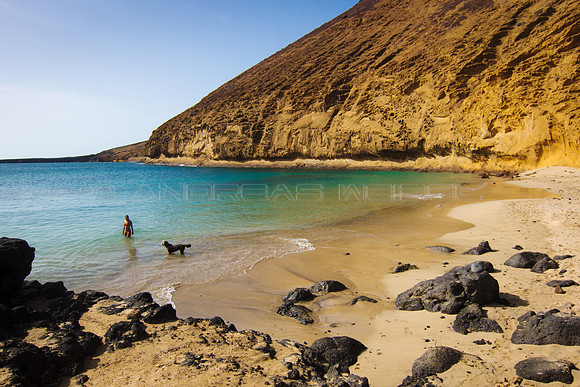 Mujer con perro en la Playa de La Cocina - La Graciosa
