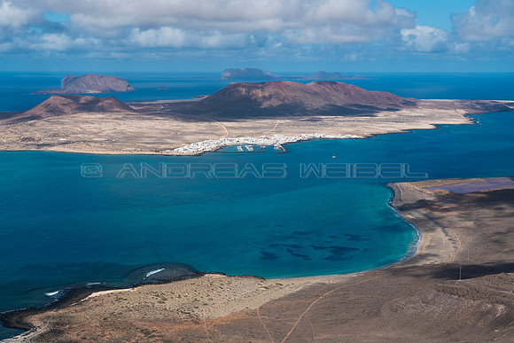 Vista al estrecho "El Río" entre La Graciosa y Lanzarote.