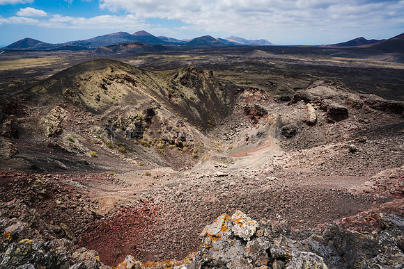 Vista al cráter del volcán de Las Nueces - Lanzarote, Canarias