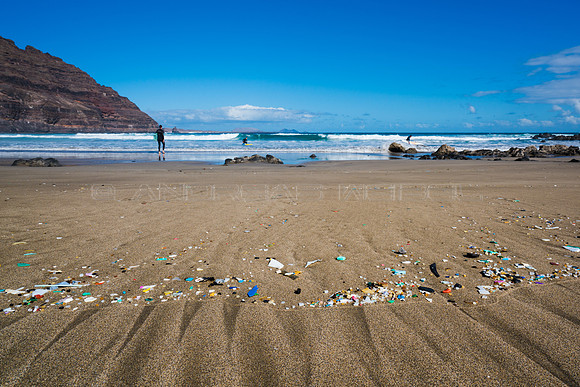 Playa con plástico - Órzola, Lanzarote