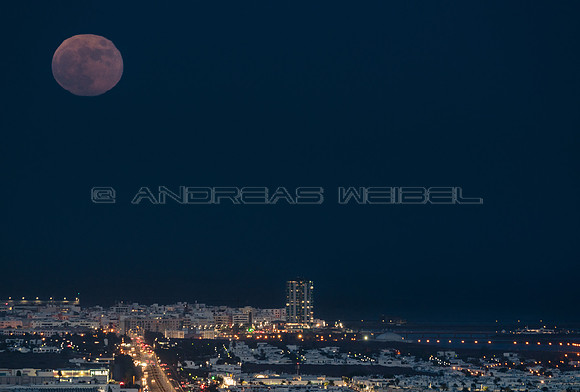 La Luna de Cosecha sobre Arrecife - Lanzarote, Islas Canarias.
