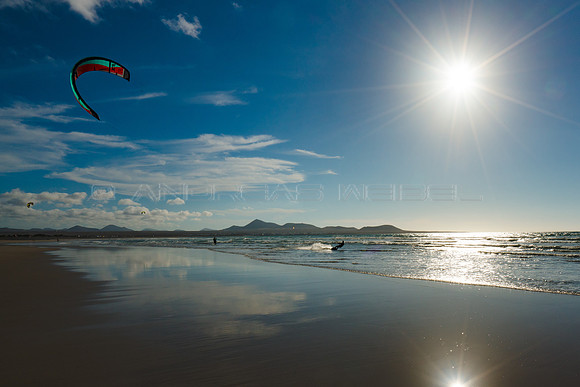 Kitesurf entre sol y sol - Playa de Famara, Lanzarote