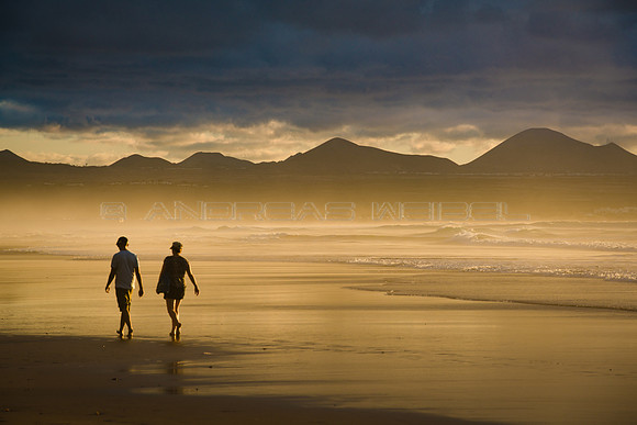 Paseo por la playa de Famara bajo nubes. — at Playa De Famara.