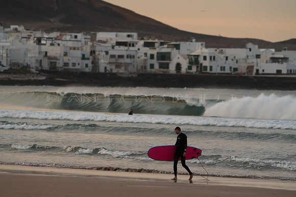 Surfer ante la Caleta de Famara al atardecer - Teguise, Lanzarot
