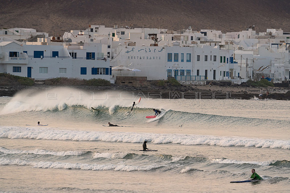 La Caleta de Famara con surf, Teguise.