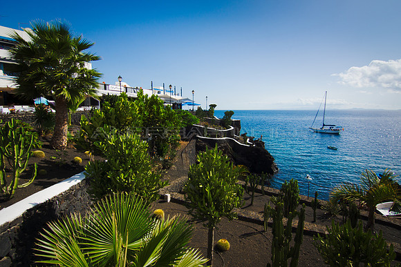 Barco fondeando ante una cala - Puerto del Carmen, Lanzarote
