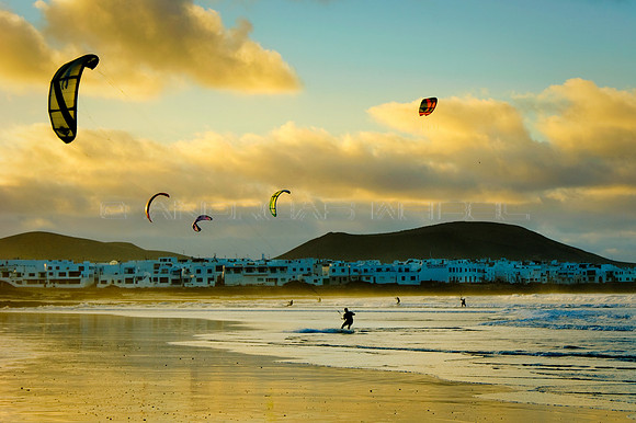 Kite Surf en la luz dorada del atardecer en Famara - Lanzarote, Islas Canarias