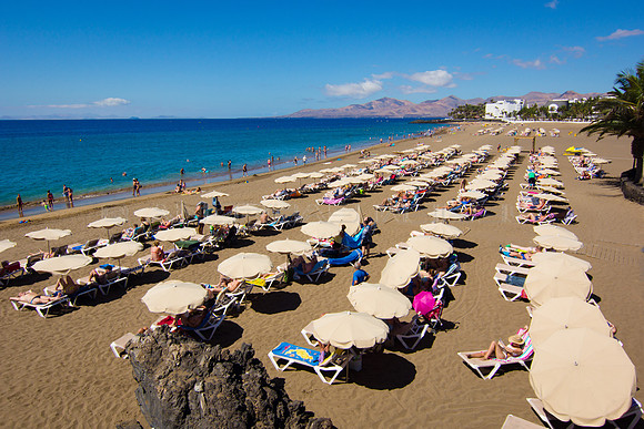 Sombrillas y hamacas en la Playa Grande - Puerto del Carmen, Lanzarote