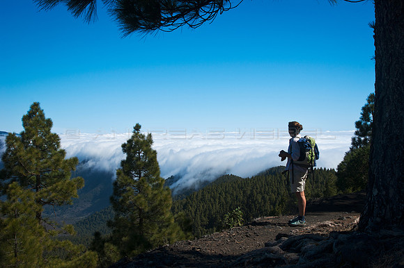 Por encima de las nubes - Senderista en la ruta de los volcanes.