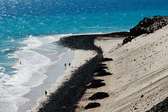 Arena blanca y rocas negras - Playa en Jandia, Fuerteventura