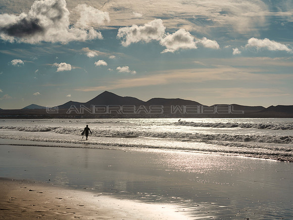 A contraluz - Surfer en la Playa de Famara, Teguise.