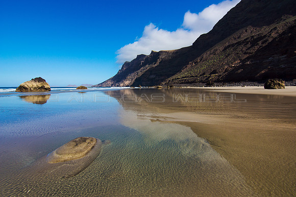 Aguas tranquilas en la Playa de Famara - Lanzarote