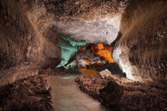 Tunel de colores - Tubo volcánico iluminado en la Cueva de los