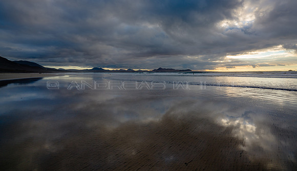 "Smoke on the water" - Reflejos en la Playa de Famara, Lanzraote