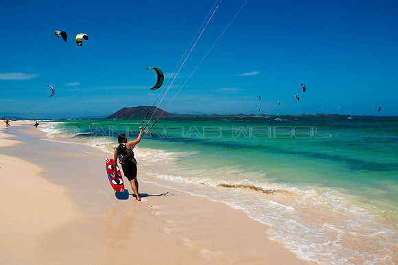 Kitesurf en la playa de Flagbeach - Corralejo, Fuerteventura