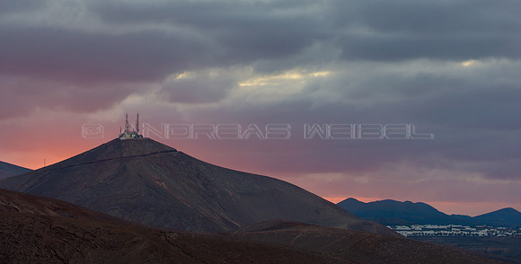Atardecer en El Jable, con Montaña Mina y San Bartolomé