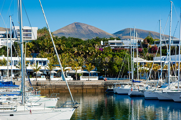 Barcos, villas y volcanes en Puerto Calero, Lanzarote