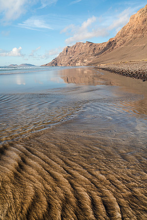 Moviendo arena - Playa de Famara, Teguise.