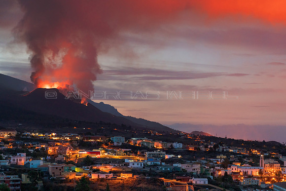 Amanecer con volcán - Erupción Cumbre Vieja, El Paso, La Palma