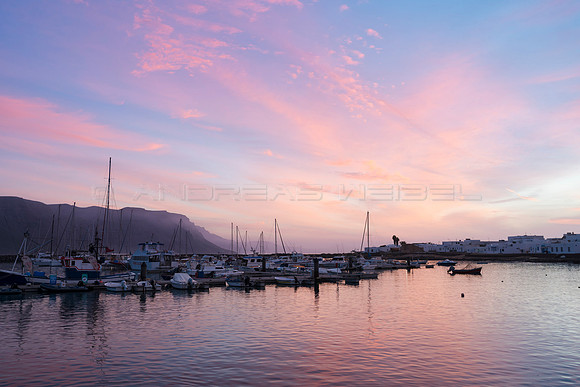 "La vida en rosa" - Marina en Caleta del Sebo, La Graciosa.