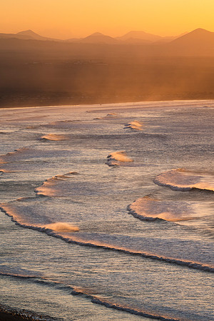 Olas con cola - Atardecer en la Playa de Famara, Teguise.