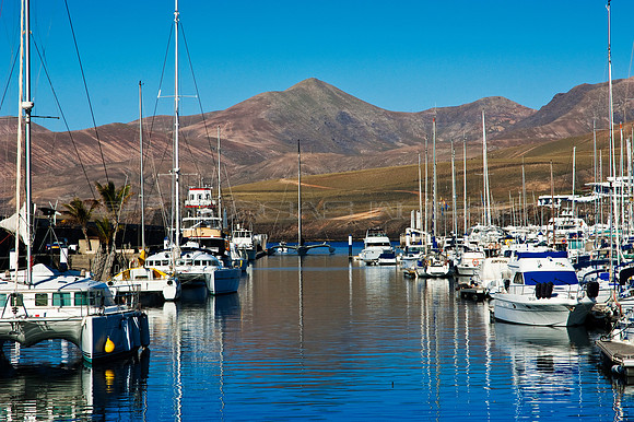 Una mañana tranquila en la marina Puerto Calero, Lanzarote