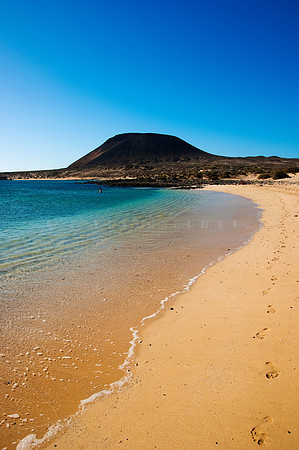 Playa y Volcán en La Graciosa - Islas Canarias