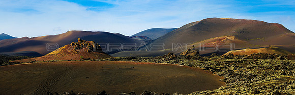 Panorama de un paisaje lunar cerca de Timanfaya - Lanzarote, Islas Canarias